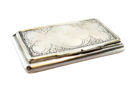  Caixa de rapé em prata com gravados e tampa basculante